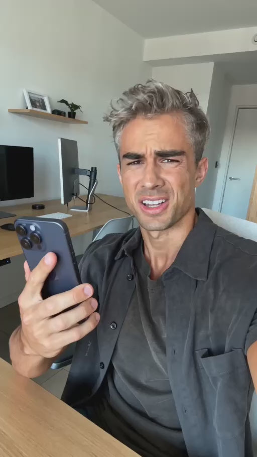 Silent illustrative demonstration of the foldable magnetic phone holder